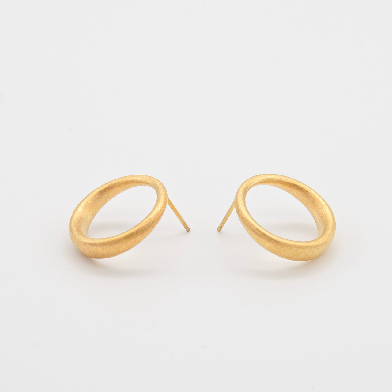 Curved Curves Circle Earrings Gold