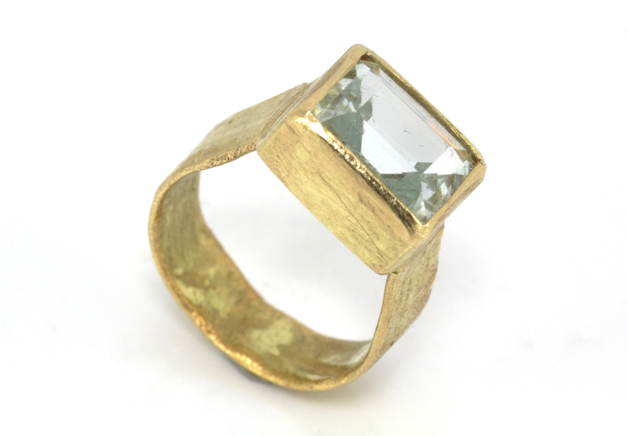 18ct Gold Aquamarine Ring