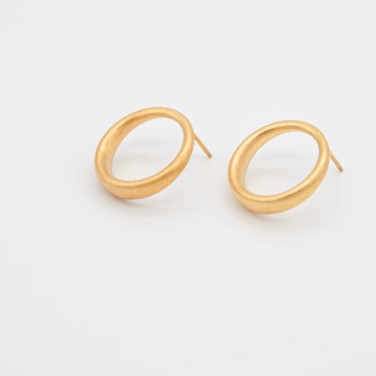 Curved Curves Circle Earrings Gold