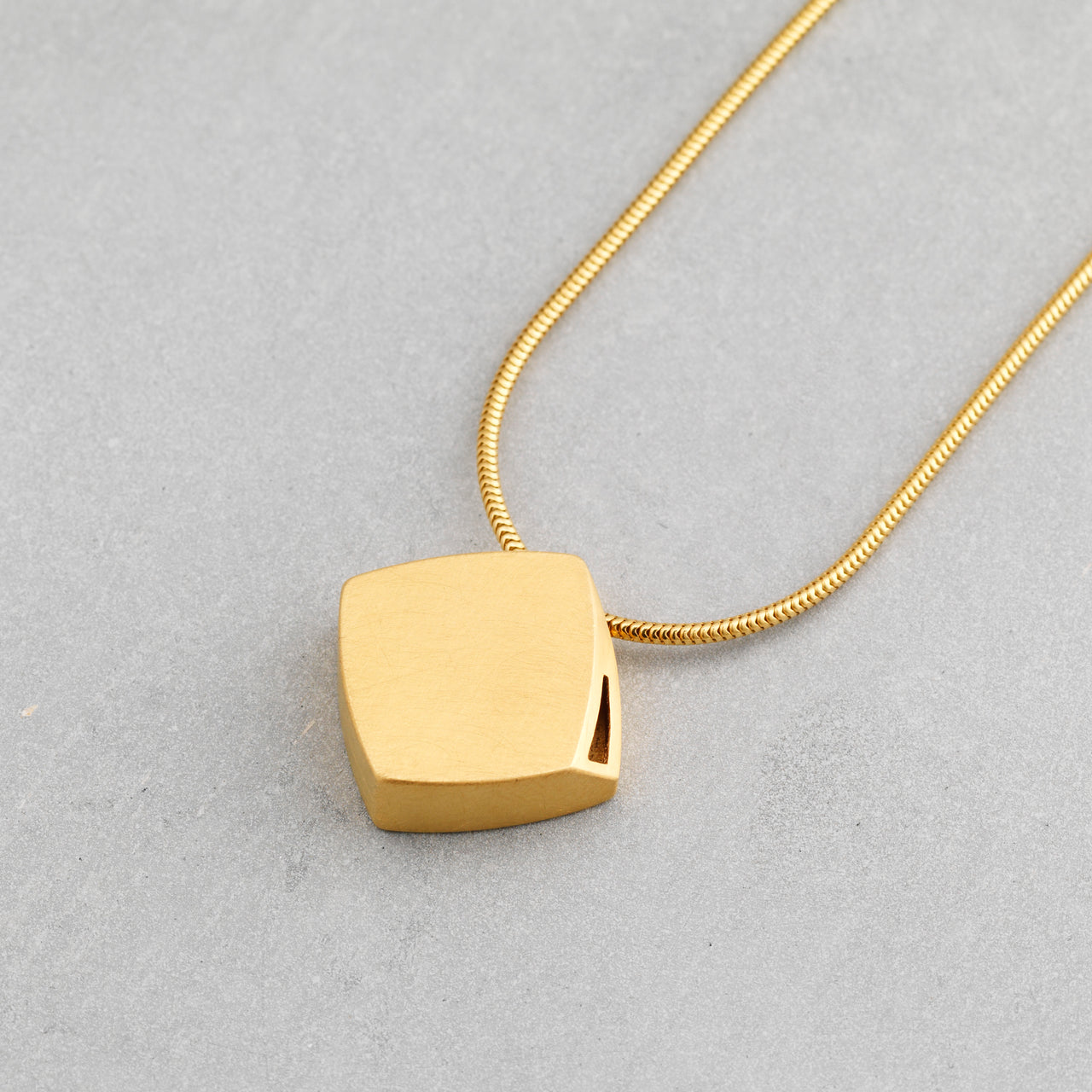 Curved Curves Rhombus Necklace Gold